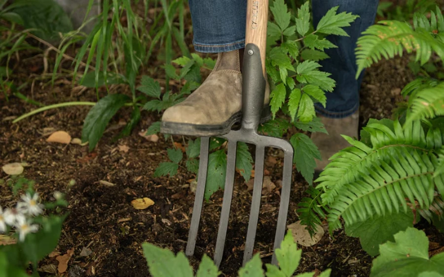 You should choose forks made from high-quality materials to ensure durability and comfort when gardening.